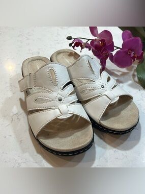 Croft & Barrow White Slide Velcro Thong Sandal Size 7.5